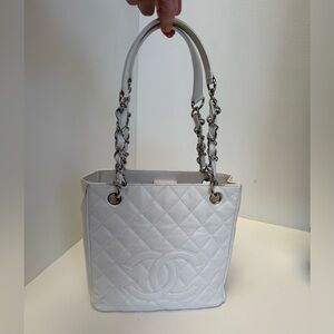 CHANEL White Quilted Shoulder Bag